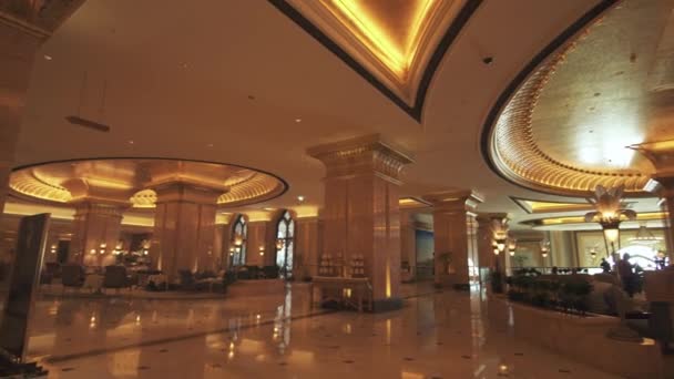 Wnętrze prezydenckich hotelu Emirates Palace w Abu Dhabi Stockowy wideo — Wideo stockowe