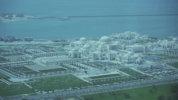 Nieuwe presidentiële paleis in Abu Dhabi gezien above stock footage video — Stockvideo