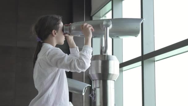 十代の女の子がビデオ映像観察デッキ素材からアブダビ望遠鏡で見える — ストック動画