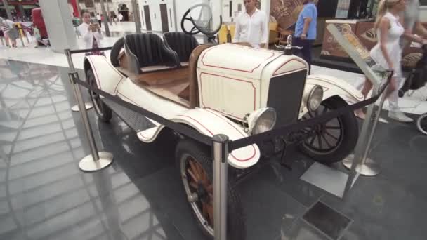 ビデオ フェラーリ ・ ワールド ・ アブダビの映像素材の博物館車展示します。 — ストック動画