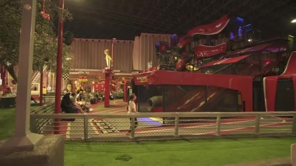 Junior trainingskamp speeltoestellen in Ferrari World Abu Dhabi stock footage video — Stockvideo