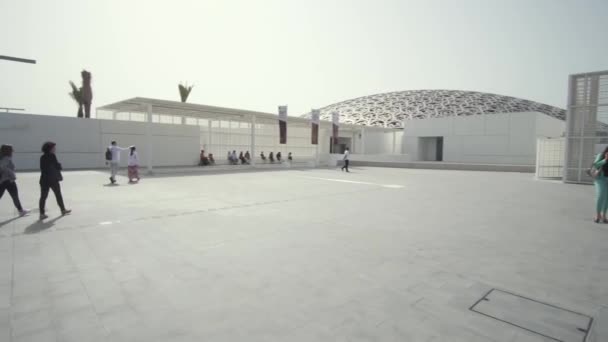 Louvre Abu Dhabi is egy művészet és a civilizáció Múzeum stock footage videóinak — Stock videók