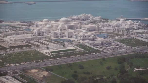 Nieuwe presidentiële paleis in Abu Dhabi gezien above stock footage video — Stockvideo