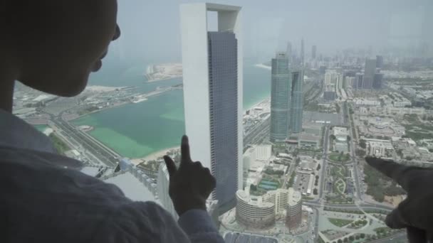 Adolescente mira a través del telescopio Abu Dhabi desde la cubierta de observación de imágenes de vídeo — Vídeos de Stock