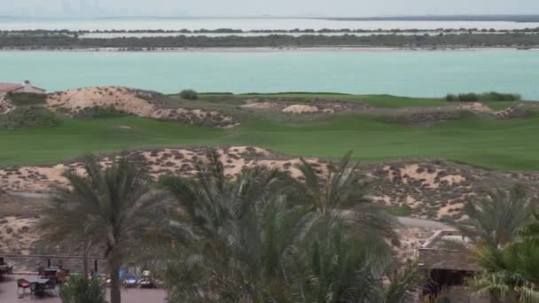 Terrains de golf au bord de la mer sur l'île de Yas à Abu Dhabi stock footage video — Video