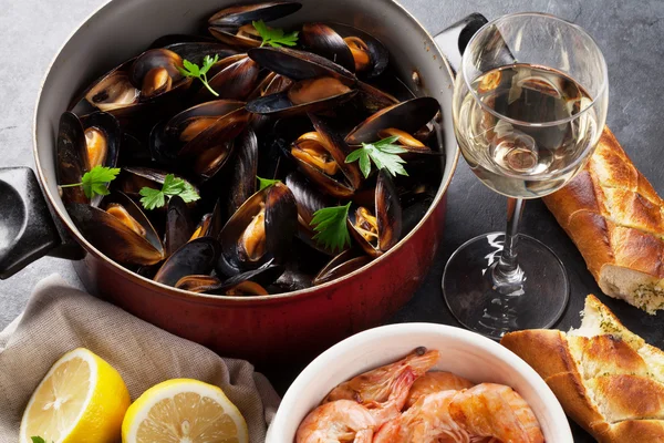 Mejillones y vino en la mesa —  Fotos de Stock