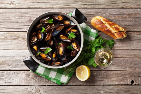 Mejillones y vino en la mesa — Foto de Stock