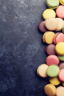 Taş Masa üzerinde renkli macarons