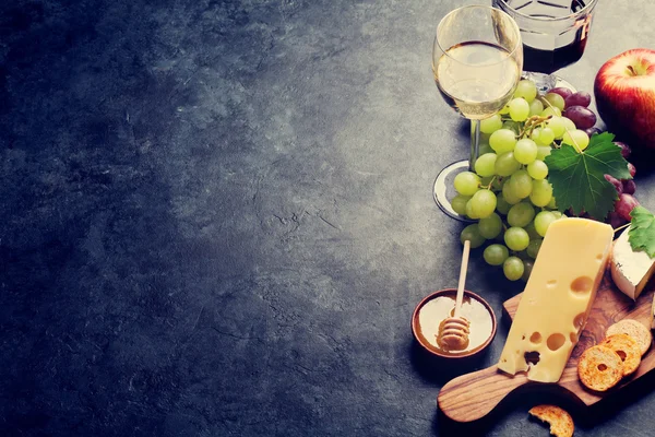 Bicchiere di vino bianco e cibo — Foto Stock
