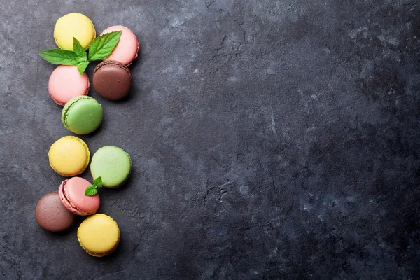 돌 테이블에 다채로운 macarons — 스톡 사진