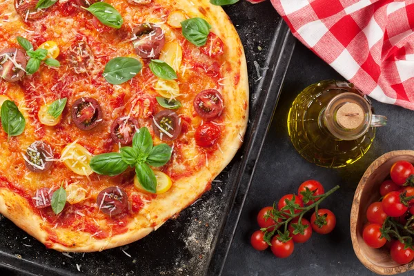Домашня піца з помідорами — стокове фото
