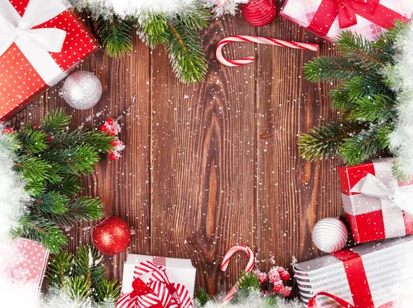 Noel hediye kutuları ve köknar ağacı — Stok fotoğraf