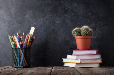 Ofis Masası ile harita ve malzemeleri