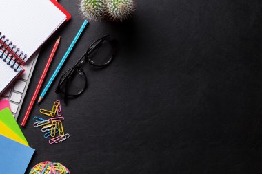 Ofis Masası ile harita ve malzemeleri