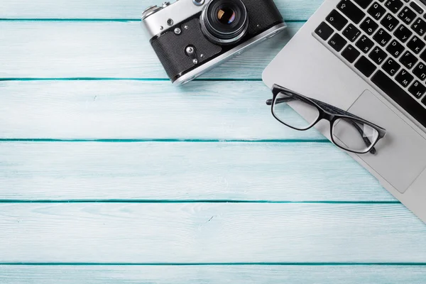 Lugar de trabajo con ordenador portátil y cámara —  Fotos de Stock