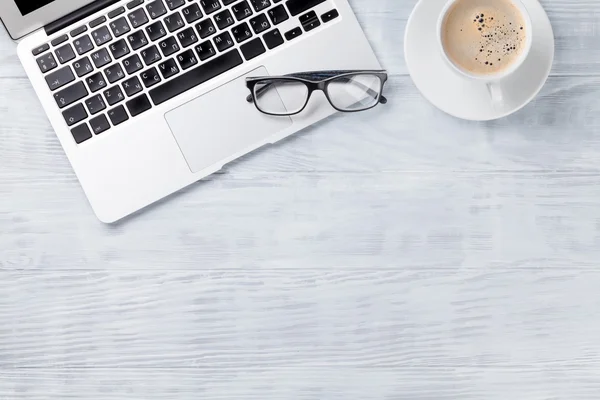 Werkplek met laptop en koffie — Stockfoto