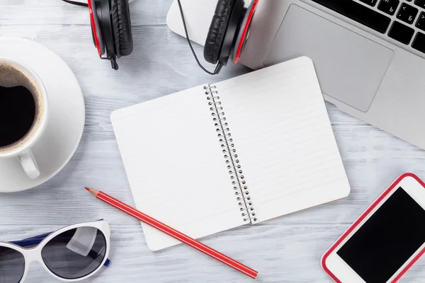 Werkplek met laptop en benodigdheden — Stockfoto