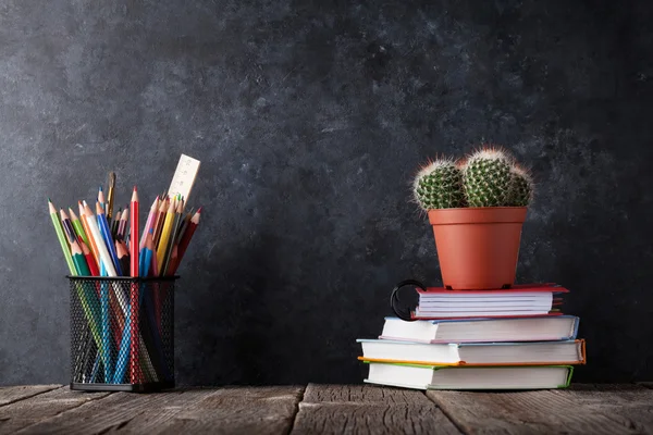 Escritorio de oficina con gráficos y suministros — Foto de Stock