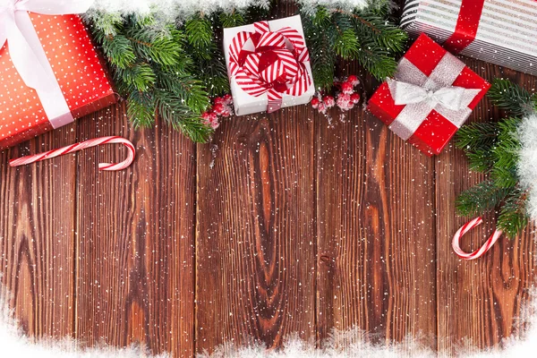 Weihnachtsgeschenkschachteln und Tannenbaum — Stockfoto