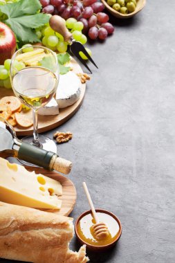 beyaz şarap ve malzemeler