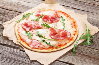 Ev yapımı pizza etli