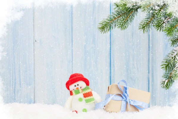 Подарочная коробка и снеговик — стоковое фото