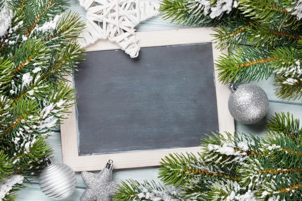 Spar kerstboom en blackboard — Stockfoto