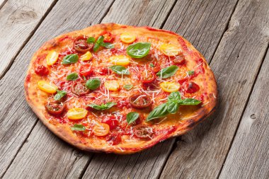Ev yapımı pizza domates ile