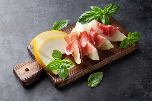 Melon dengan prosciutto dan basil — Stok Foto