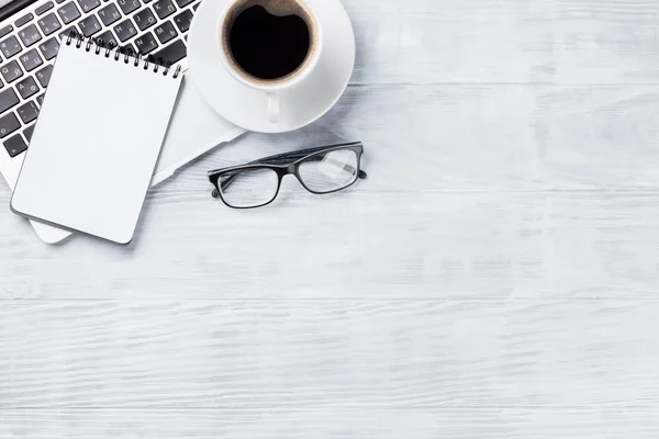 Werkplek met laptop en koffie — Stockfoto