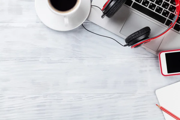 Taza de café y auriculares —  Fotos de Stock