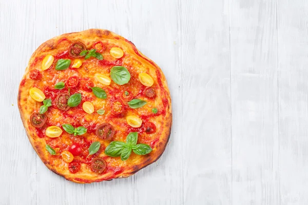 Pizza caseira com tomates — Fotografia de Stock