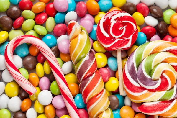 Барвисті цукерки та льодяники — стокове фото