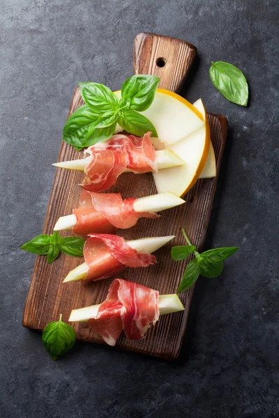 Melone con prosciutto e basilico — Foto Stock