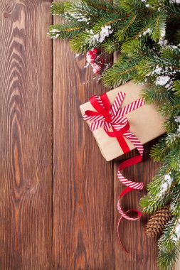 Noel hediye kutusu ve köknar dalı