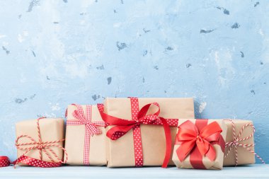  hediye kutuları önünde duvar