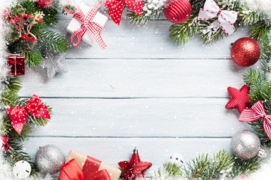 köknar ağacı ve Noel topları ile çerçeve