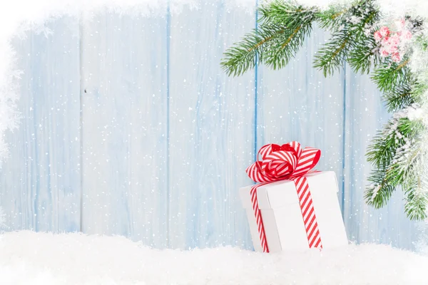 Noel hediye kutusu ve köknar dalı — Stok fotoğraf