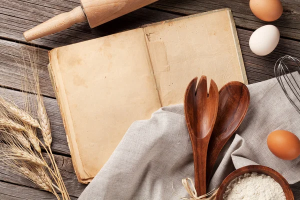 Libro de recetas en blanco con utensilios e ingredientes — Foto de Stock