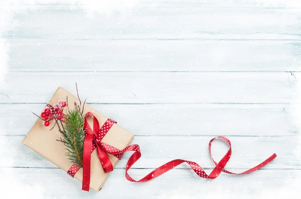 Caja de regalo de Navidad con cinta roja — Foto de Stock