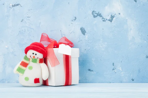 Weihnachtsgeschenkschachtel und Schneemann — Stockfoto