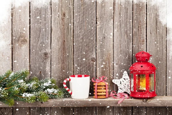 Decoração de Natal e lanterna de vela na prateleira — Fotografia de Stock