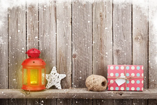 Decoración de Navidad y linterna de vela en el estante — Foto de Stock