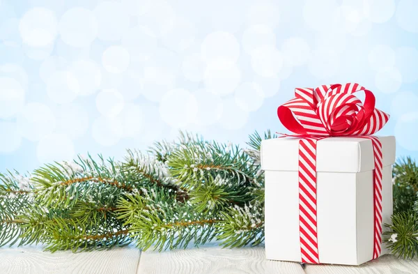 Caja de regalo de Navidad y rama de abeto — Foto de Stock