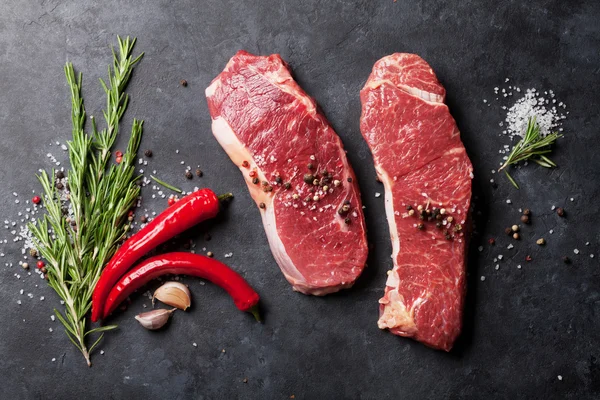 Dois bifes striploin crus — Fotografia de Stock