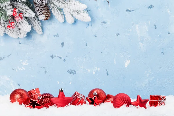 Kerstballen in sneeuw en Spar tak — Stockfoto