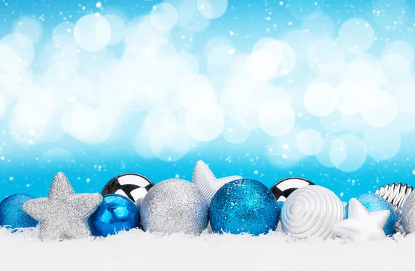 Vakantie decoratie met kerstballen in sneeuw — Stockfoto