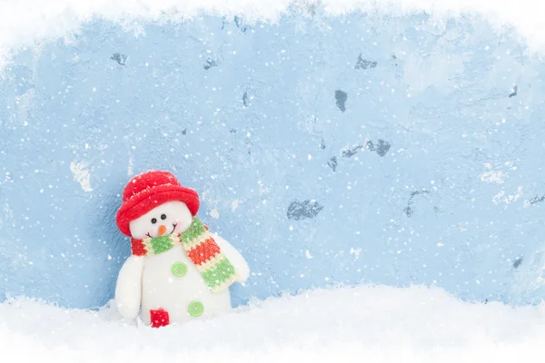 Muñeco de nieve de Navidad en la nieve — Foto de Stock