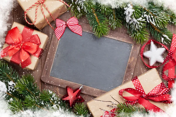 Weihnachtsdekoration und Kreidetafel — Stockfoto