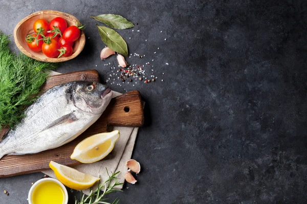 Roher Fisch und Kochzutaten — Stockfoto